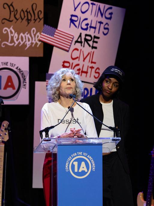 Die US-Schauspielerinnen Jane Fonda und Ayo Edebiri sprechen am 14. Juni 2026 in New York City auf der Bühne während des Konzerts des „Committee for the First Amendment“.
      