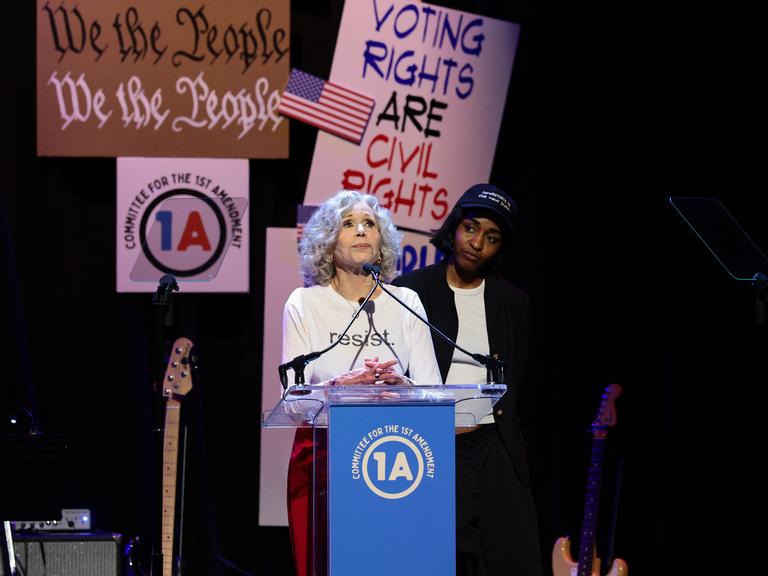 Die US-Schauspielerinnen Jane Fonda und Ayo Edebiri sprechen am 14. Juni 2026 in New York City auf der Bühne während des Konzerts des „Committee for the First Amendment“.
      