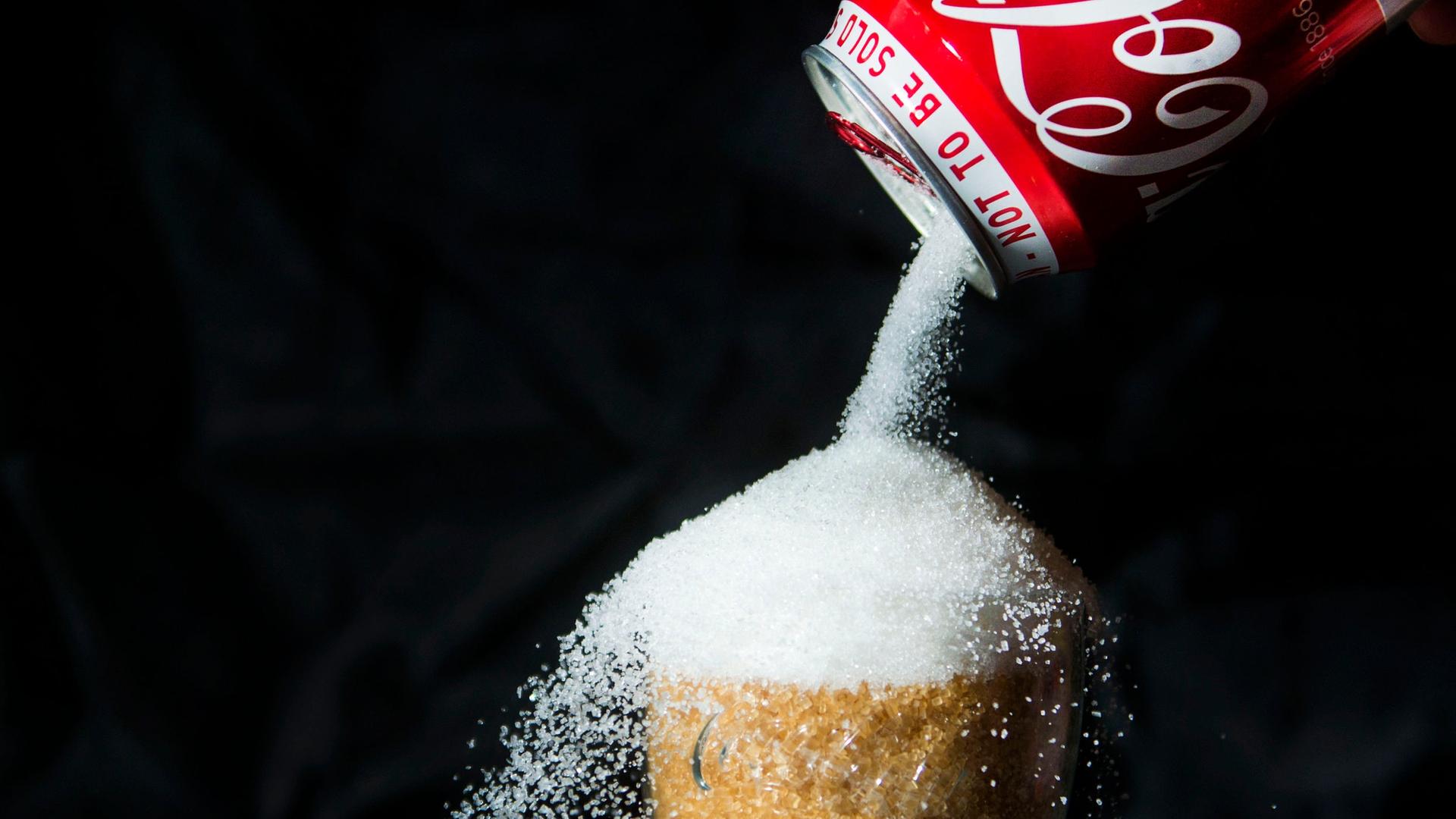 Illustration zur Darstellung des hohen Zuckergehalts in Coca-Cola.