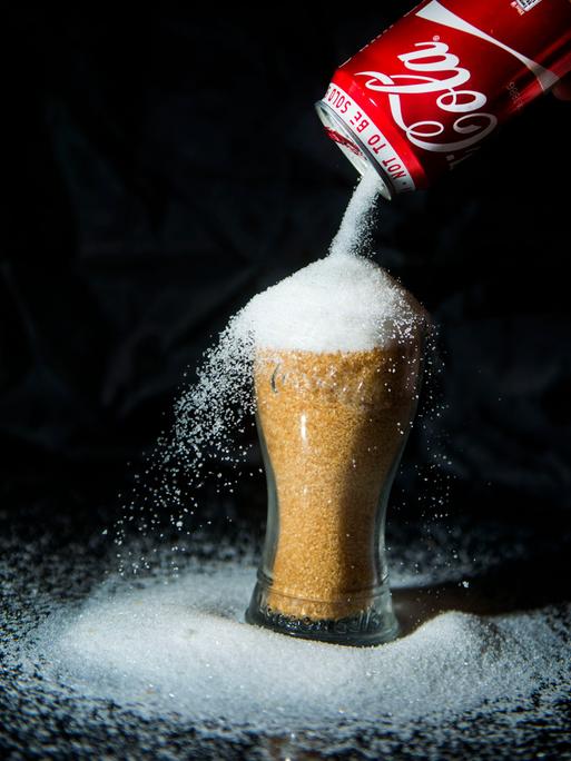 Illustration zur Darstellung des hohen Zuckergehalts in Coca-Cola.