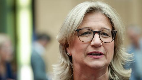 Anke Rehlinger, Ministerpräsidentin von Saarland, eine blonder Frau mit Brille schaut in die Kamera.