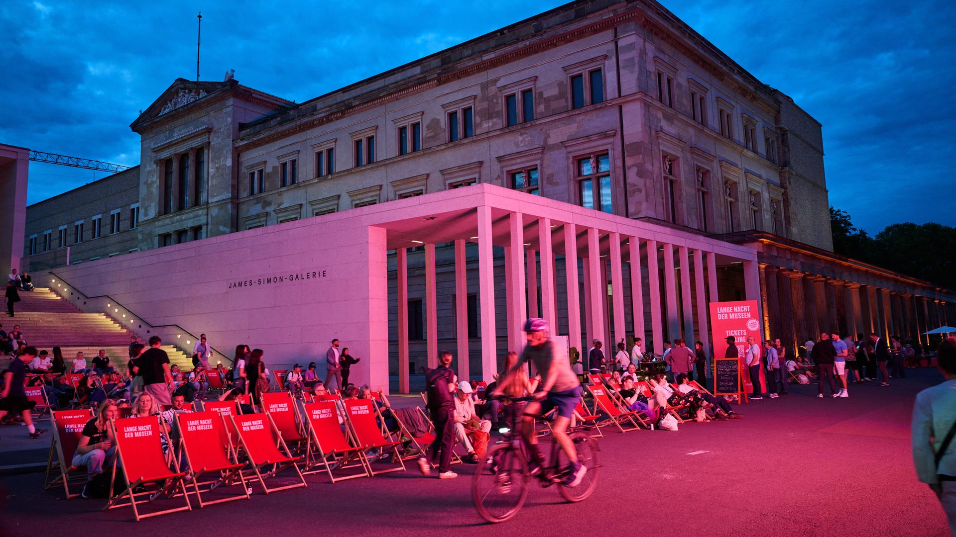 Lange Nacht der Museen in Berlin: die beleuchtete James Simon Gallery auf der Museumsinsel