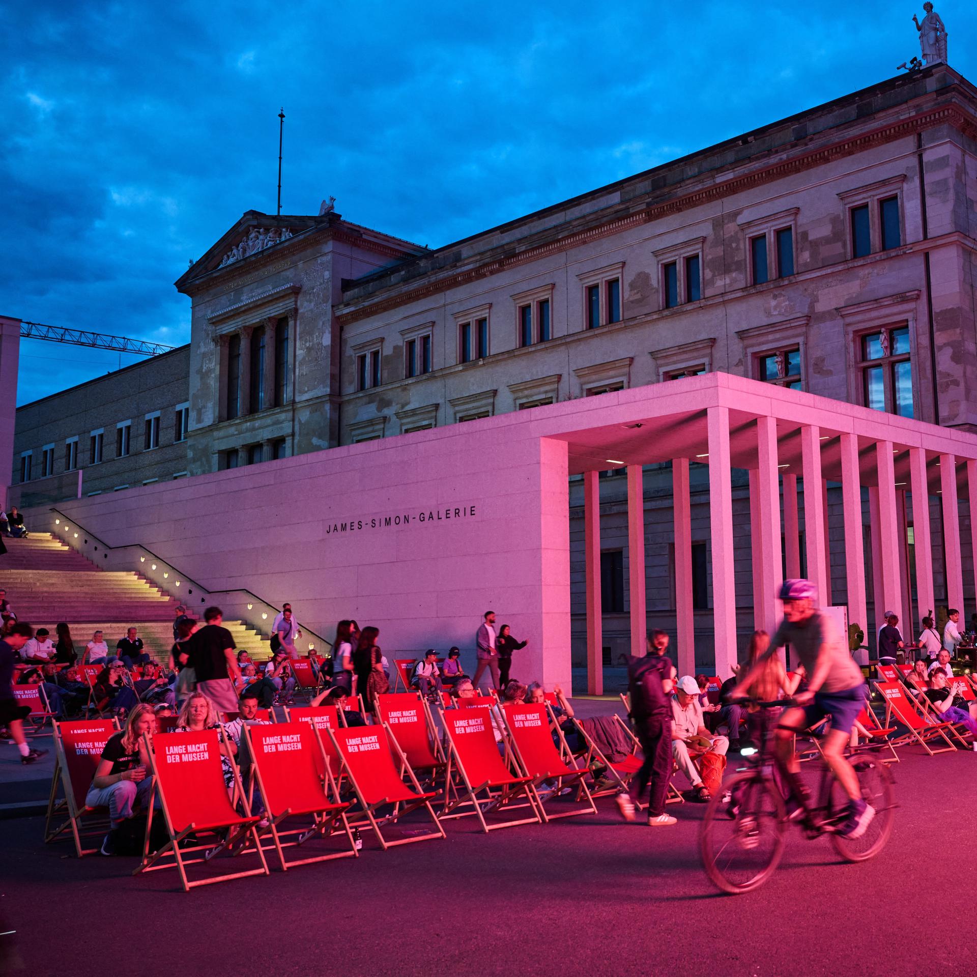 Lange Nacht der Museen in Berlin: die beleuchtete James Simon Gallery auf der Museumsinsel