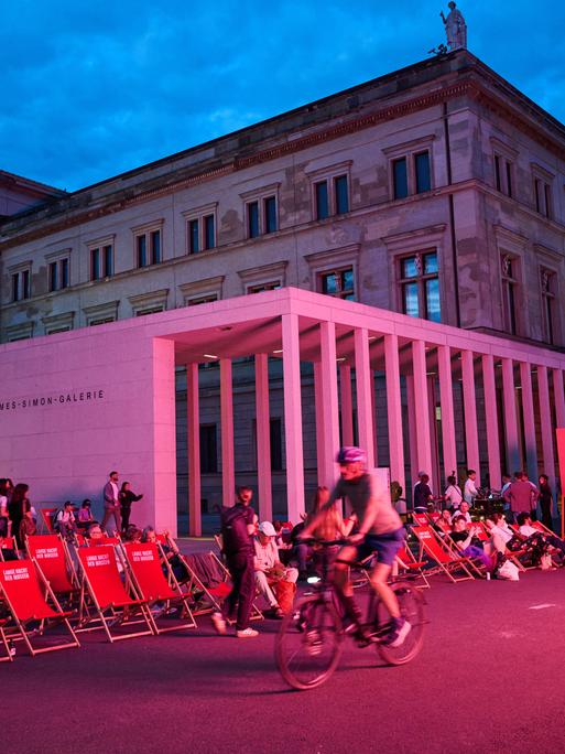Lange Nacht der Museen in Berlin: die beleuchtete James Simon Gallery auf der Museumsinsel