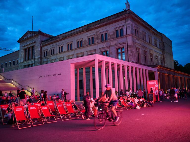 Lange Nacht der Museen in Berlin: die beleuchtete James Simon Gallery auf der Museumsinsel