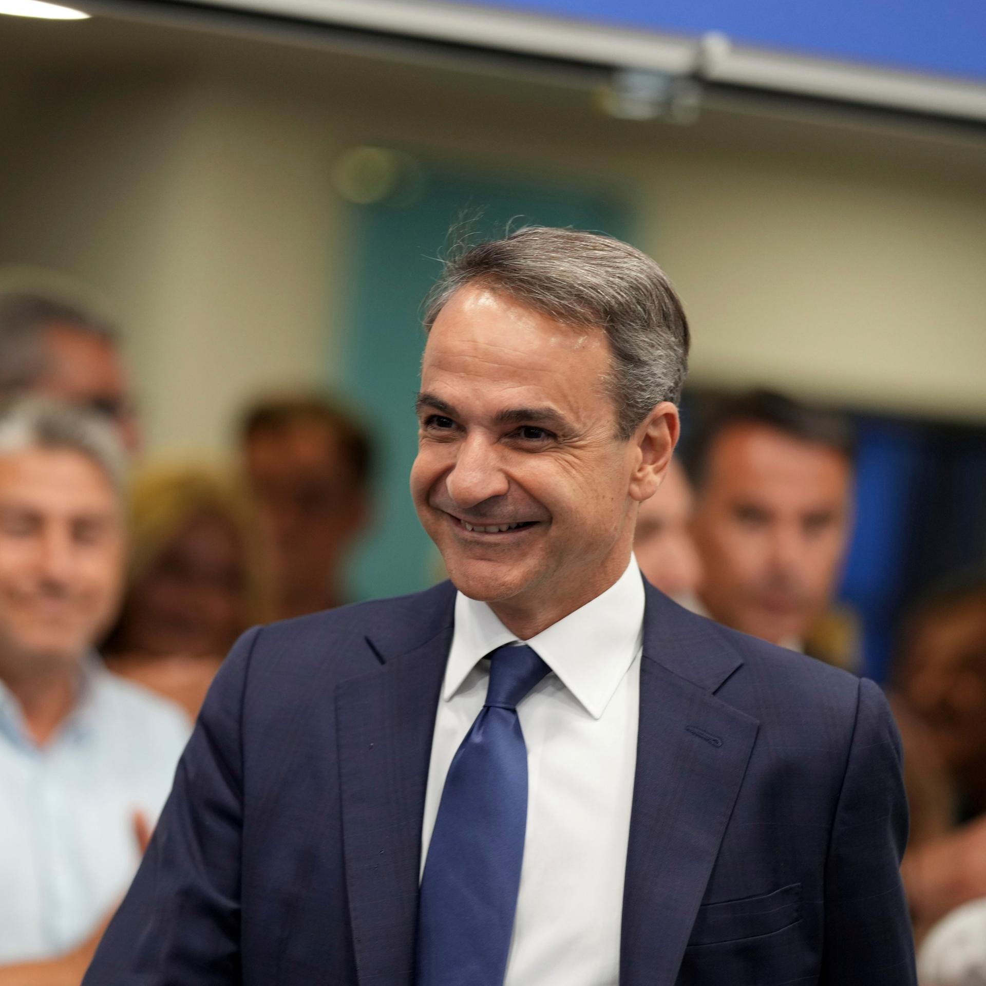 Griechenland, Athen: Kyriakos Mitsotakis, Vorsitzender der konservativen Partei Nea Dimokratia (ND), kommt an, um eine Erklärung in der Parteizentrale abzugteben. 