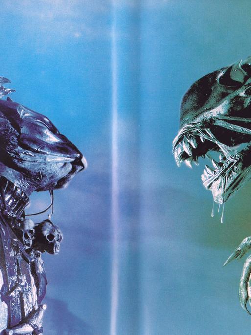 Zwei Monster, zwei Alien stehen sich gegenüber, Szene aus dem Film: Aliens Vs. Predator - Requiem USA 2007 