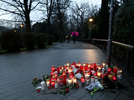 Trauerkerzen, Blumen und Kuscheltiere liegen nach dem tödlichen Messerangriff in Aschaffenburg vom 22.10.2025 in einem Park. Am Tag zuvor war ein zweijähriger Junge und ein 41-jähriger Mann getötet sowie weitere Menschen schwer verletzt worden.