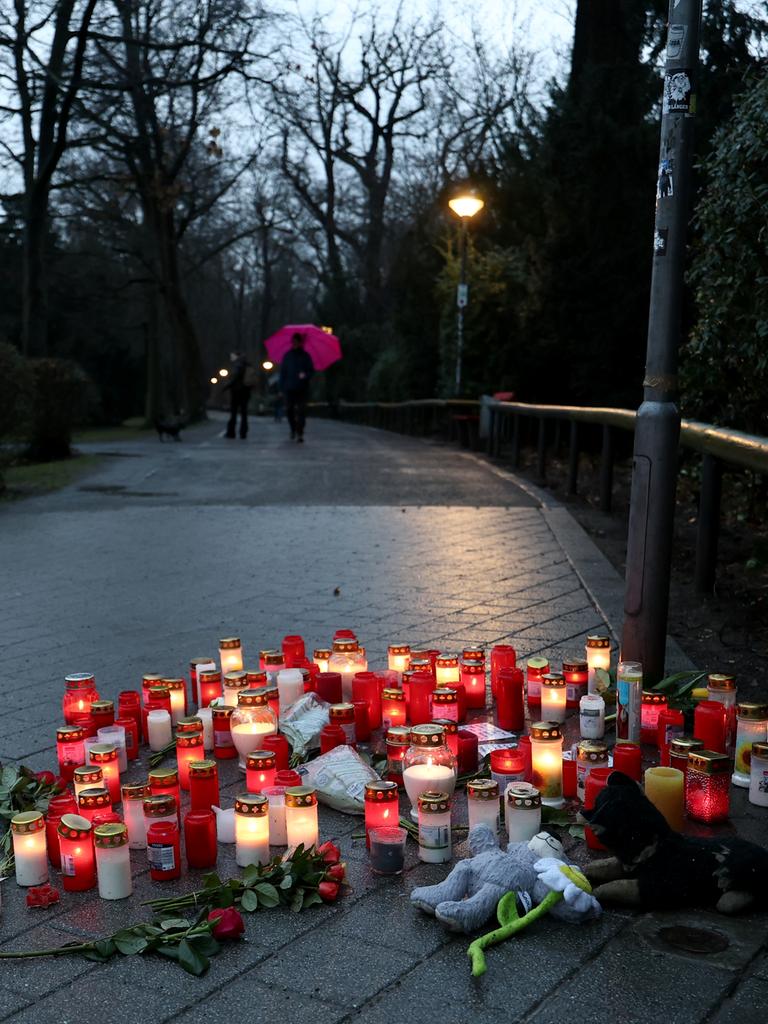 Trauerkerzen, Blumen und Kuscheltiere liegen nach dem tödlichen Messerangriff in Aschaffenburg vom 22.10.2025 in einem Park. Am Tag zuvor war ein zweijähriger Junge und ein 41-jähriger Mann getötet sowie weitere Menschen schwer verletzt worden.