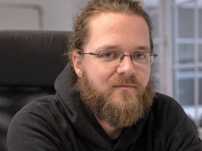 Der Politologe Arne Semsrott vom Verein Open Knowledge Foundation in Berlin Foto vom 07 02 2019 D