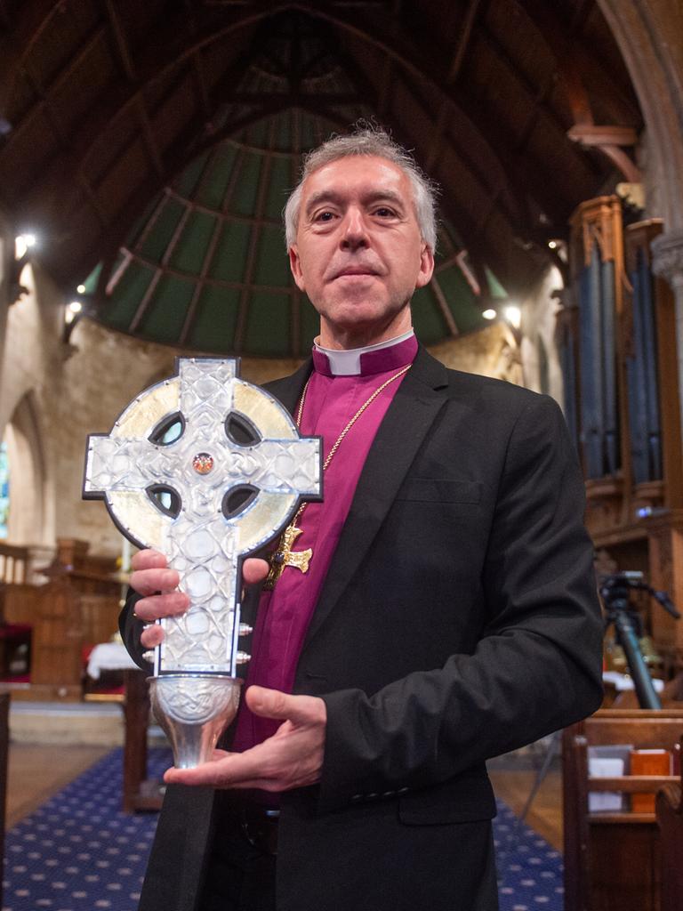Der Erzbischof von Wales, Andrew John, zeigt das Walisische Kreuz. Es wird die Krönungsprozession anführen.