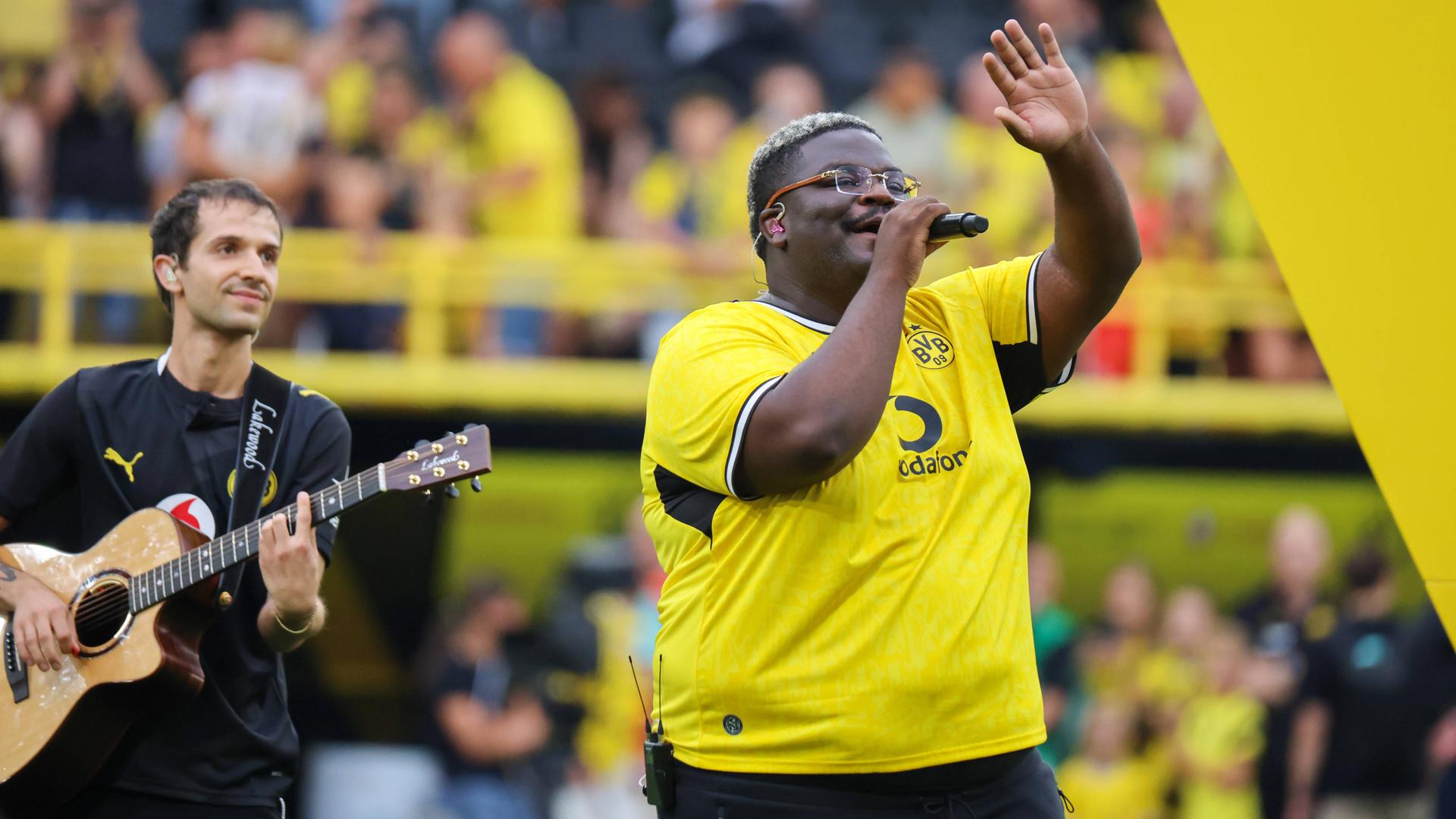 Der Sänger Rayan Djima von der Band Blumengarten singt bei der Saisoneröffnung von Borussia Dortmund den Sommerhit "Du bist gut genug" Der Sänger Rayan Djima von der Band Blumengarten singt bei der Saisoneröffnung von Borussia Dortmund den Sommerhit "Du bist gut genug"
