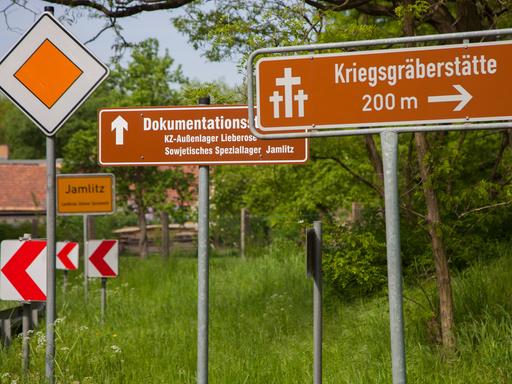 Jamlitz/ Landkreis Dahme-Spreewald/ Brandenburg: Hinweisschilder auf die Dokumentationsstätte des KZ-Außenlagers Lieberose und des Sowjetischen Speziallagers.