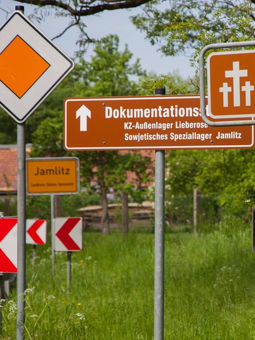 Jamlitz/ Landkreis Dahme-Spreewald/ Brandenburg: Hinweisschilder auf die Dokumentationsstätte des KZ-Außenlagers Lieberose und des Sowjetischen Speziallagers.