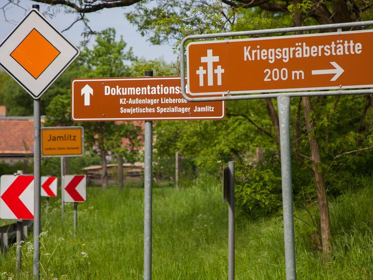 Jamlitz/ Landkreis Dahme-Spreewald/ Brandenburg: Hinweisschilder auf die Dokumentationsstätte des KZ-Außenlagers Lieberose und des Sowjetischen Speziallagers.