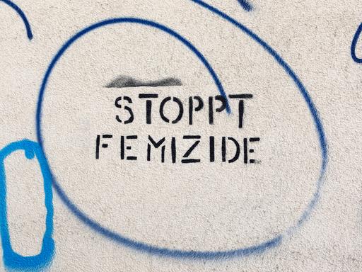 Ein Graffiti auf einer alten Hauswand "Stoppt Femizide"