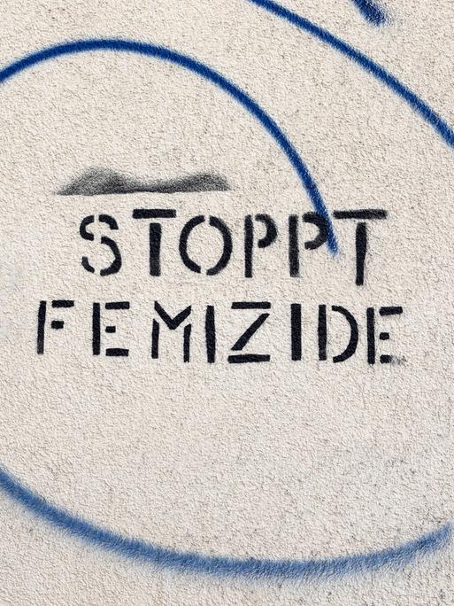 Ein Graffiti auf einer alten Hauswand "Stoppt Femizide"