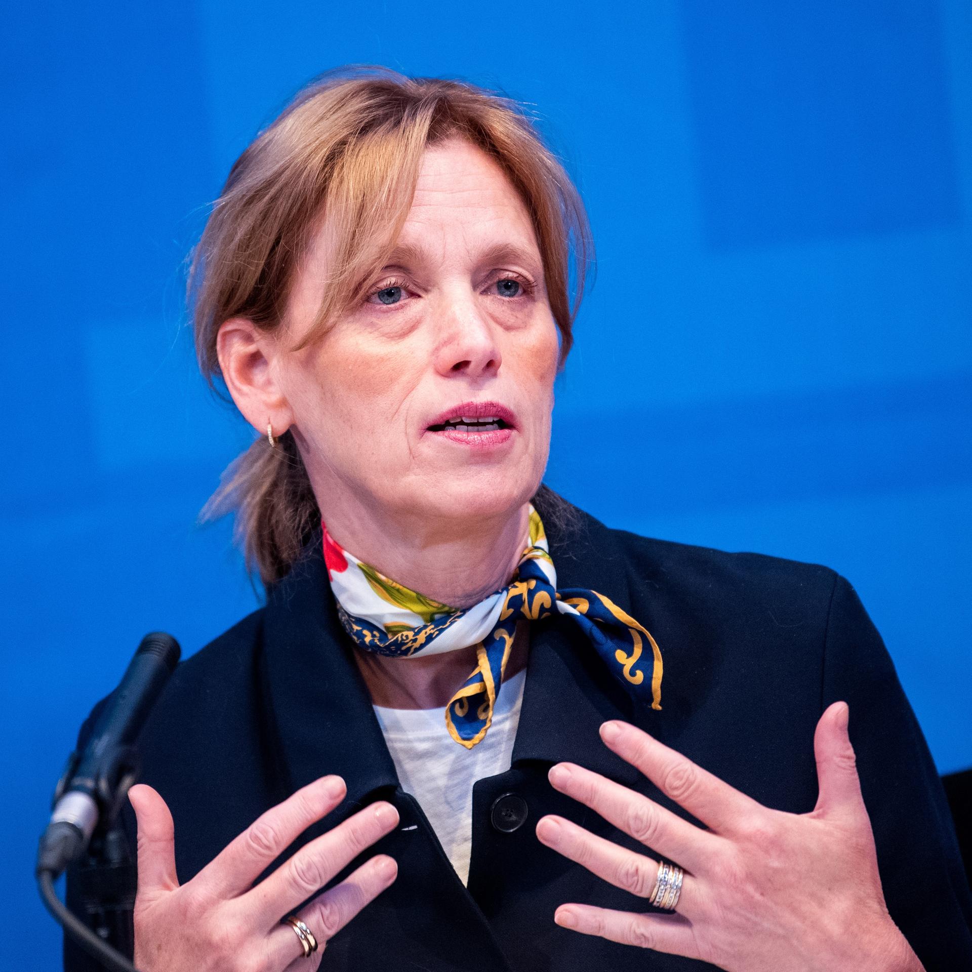 Karin Prien (CDU), Bundesfamilienministerin, spricht während einer Pressekonferenz und gestikuliert mit beiden Händen.