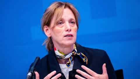 Karin Prien (CDU), Bundesfamilienministerin, spricht während einer Pressekonferenz und gestikuliert mit beiden Händen.