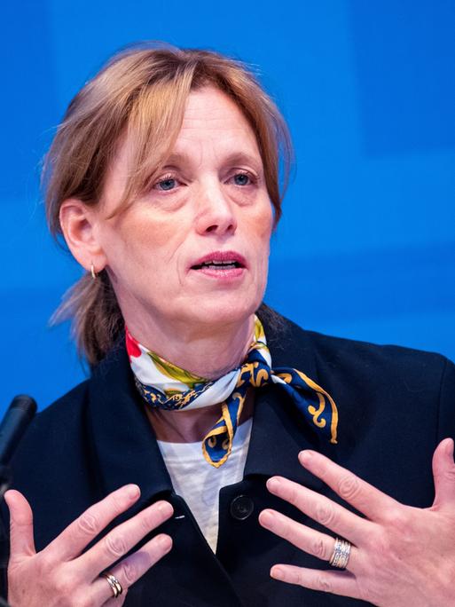 Karin Prien (CDU), Bundesfamilienministerin, spricht während einer Pressekonferenz und gestikuliert mit beiden Händen.