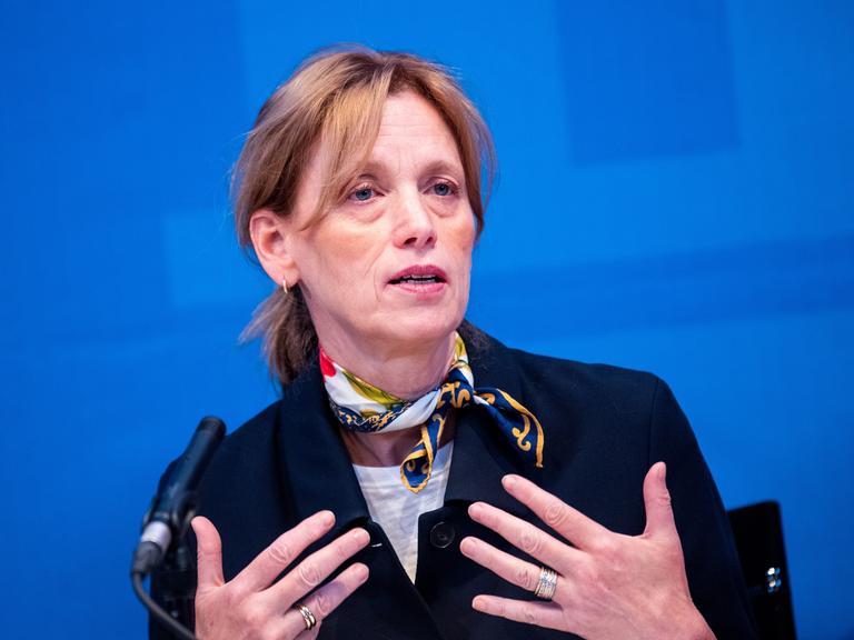 Karin Prien (CDU), Bundesfamilienministerin, spricht während einer Pressekonferenz und gestikuliert mit beiden Händen.