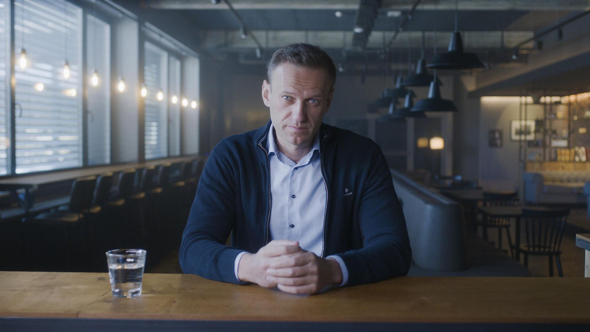 Der russische Oppositionspolitiker Alexej Nawalny bei einem Interview. Er blickt die Zuschauer direkt an.