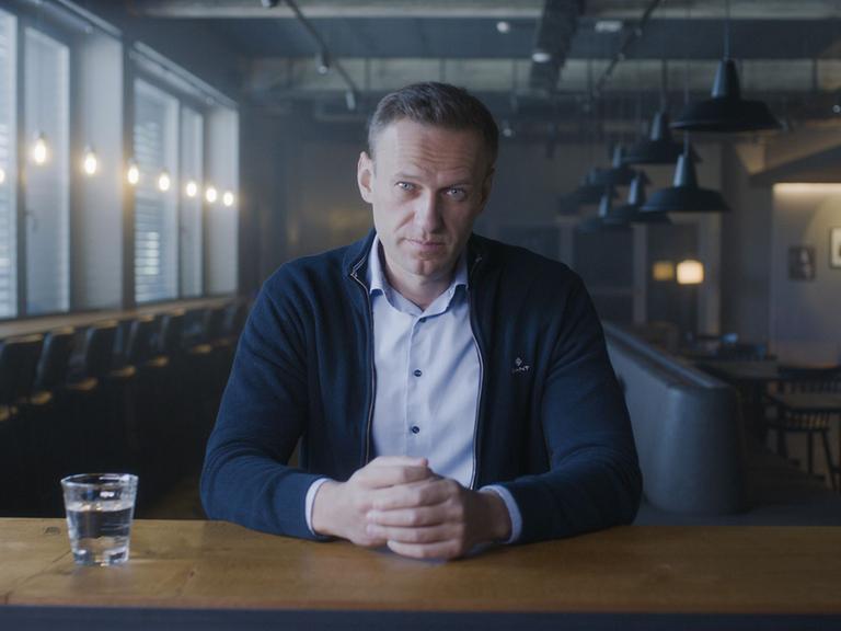Der russische Oppositionspolitiker Alexej Nawalny bei einem Interview. Er blickt die Zuschauer direkt an.