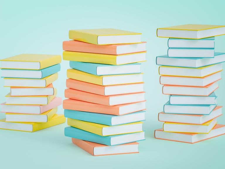 Die Illustration zeigt mehrere Bücherstapel nebeneinander in Pastellfarben