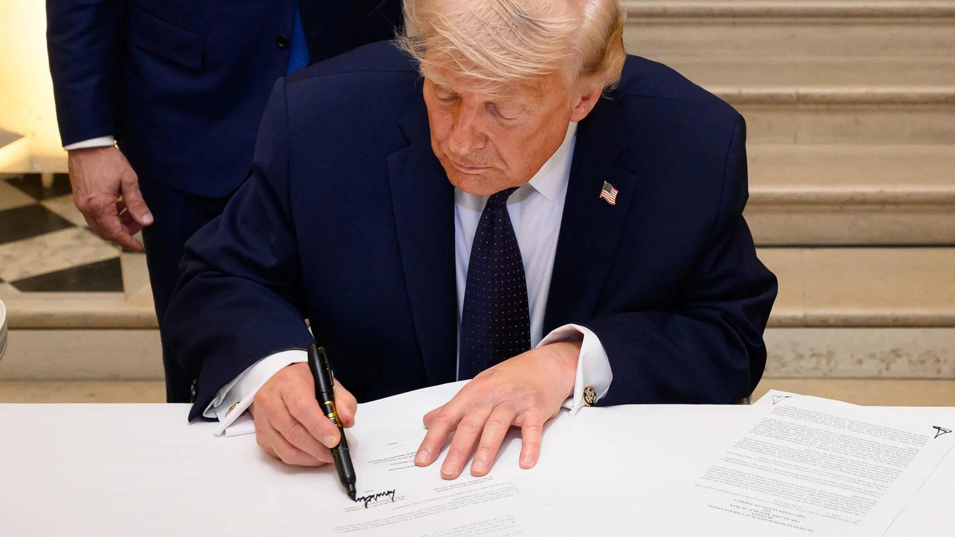 Das Foto zeigt, wie US-Präsident Trump im Schloss von Versailles das Rahmenabkommen mit dem Iran unterzeichnet. Das Foto zeigt, wie US-Präsident Trump im Schloss von Versailles das Rahmenabkommen mit dem Iran unterzeichnet.
