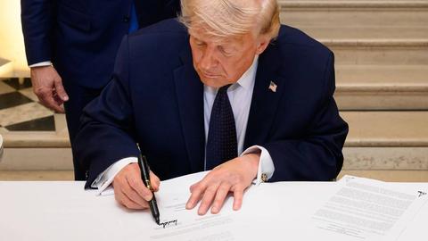 Das Foto zeigt, wie US-Präsident Trump im Schloss von Versailles das Rahmenabkommen mit dem Iran unterzeichnet.