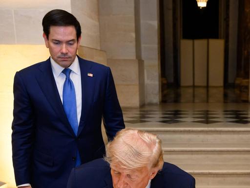 Das Foto zeigt, wie US-Präsident Trump im Schloss von Versailles das Rahmenabkommen mit dem Iran unterzeichnet. Das Foto zeigt, wie US-Präsident Trump im Schloss von Versailles das Rahmenabkommen mit dem Iran unterzeichnet.