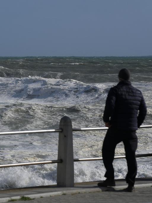 Hohe Wellen sind im Juni 2023 an der Küste Kapstadts (Südafrika) zu sehen