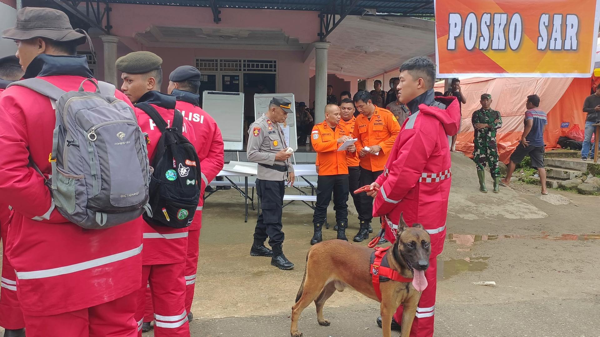 Indonesien, Suwawa: Auf diesem von der indonesischen Nationalen Such- und Rettungsbehörde (Basarnas) via AP veröffentlichten Foto bereiten sich Rettungskräfte auf den Einsatz an der Stelle eines Erdrutsches vor, bei dem mehrere Menschen ums Leben kamen. 