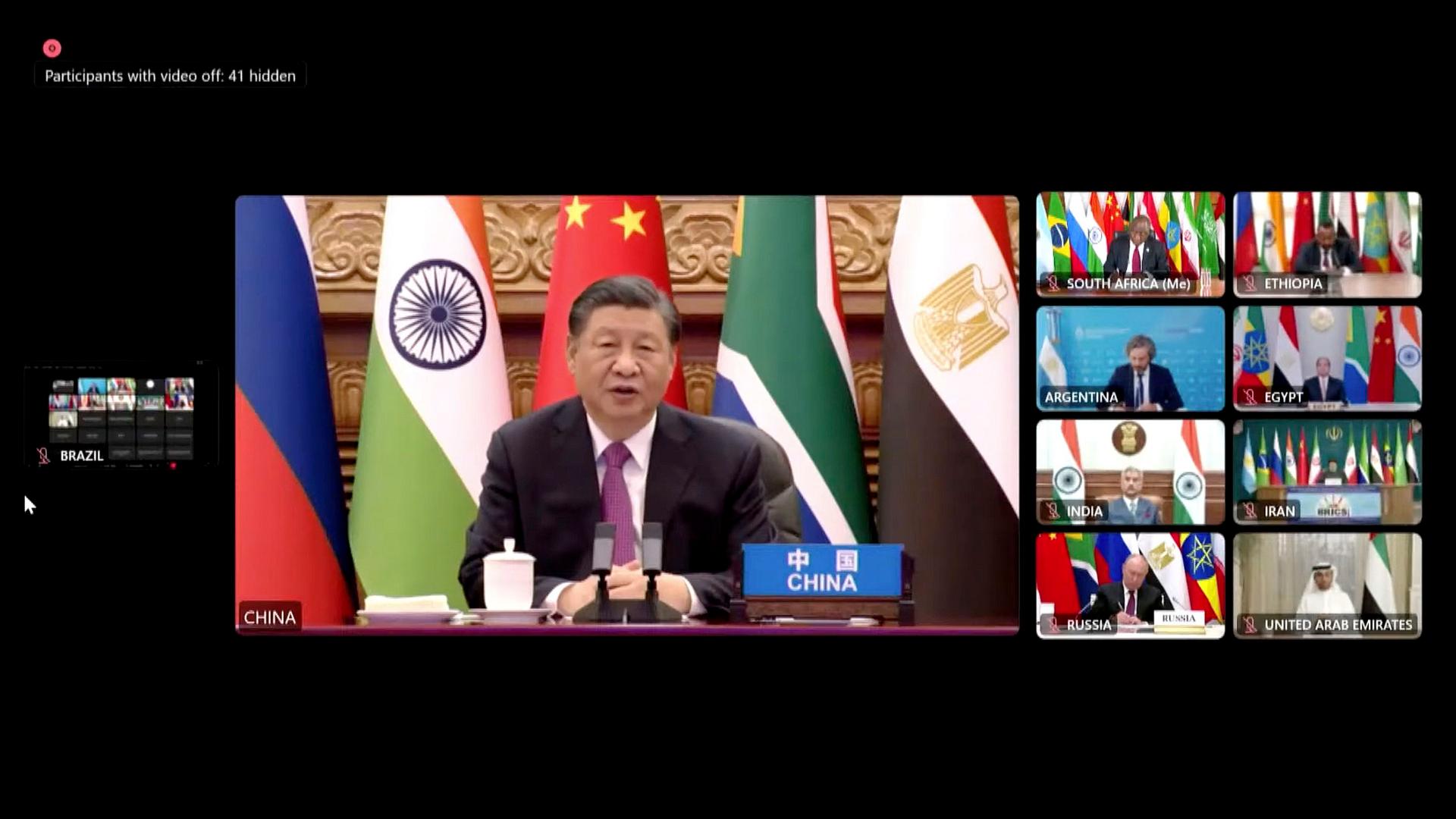 Eine Videogroßleinwand, auf dem alle Präsidenten der BRICS-Staaten zu sehen sind. Chinas Präsident Xi Jinping ist groß im Bild.