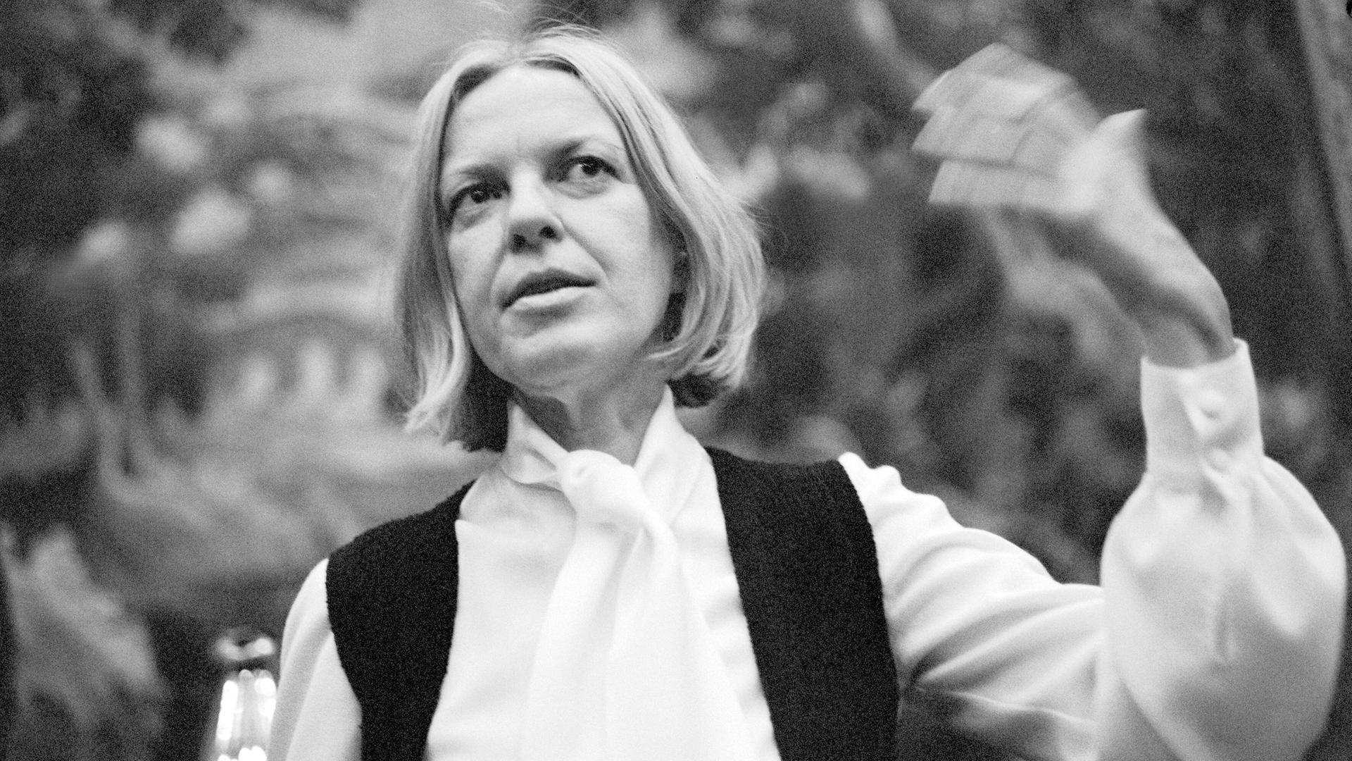 Die österreichische Schriftstellerin Ingeborg Bachmann bei der Verleihung des Wildganspreises im Jahr 1972