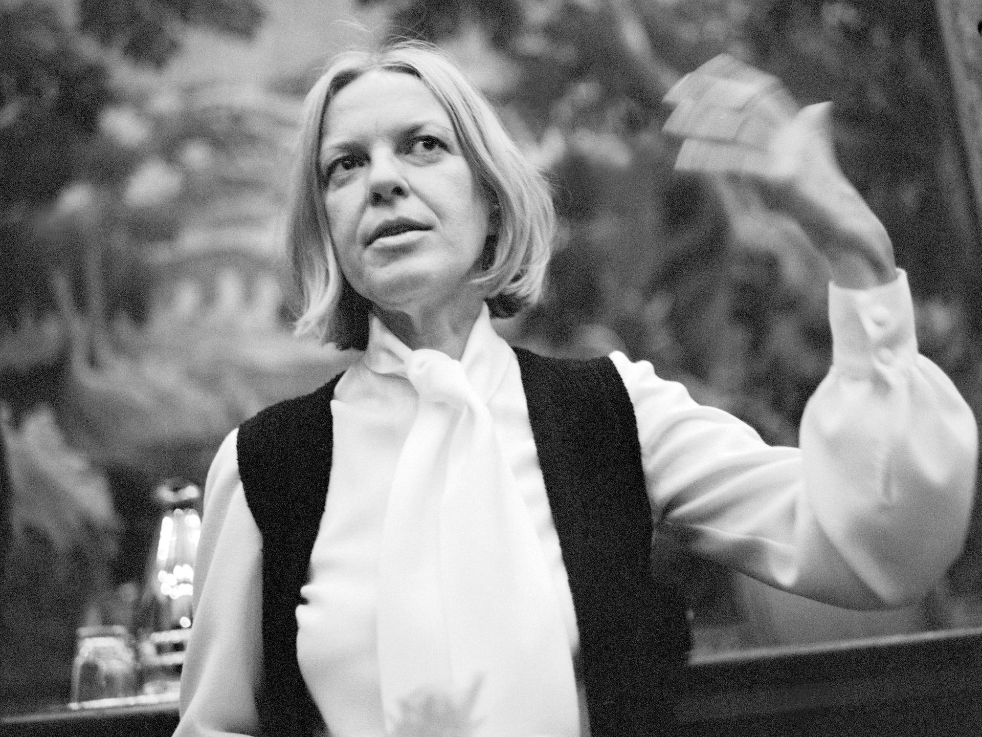 Die österreichische Schriftstellerin Ingeborg Bachmann bei der Verleihung des Wildganspreises im Jahr 1972