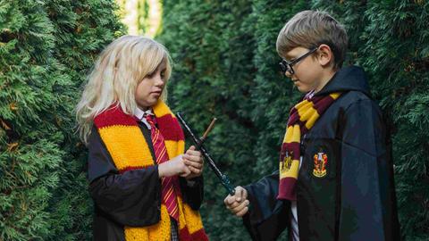 Zwei Kinder in Harry-Potter-Hogwarts-Uniform-Kostümen