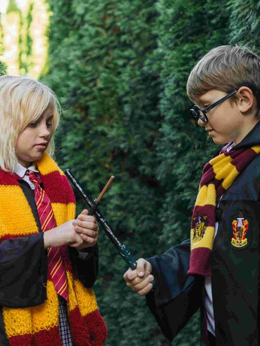 Zwei Kinder in Harry-Potter-Hogwarts-Uniform-Kostümen