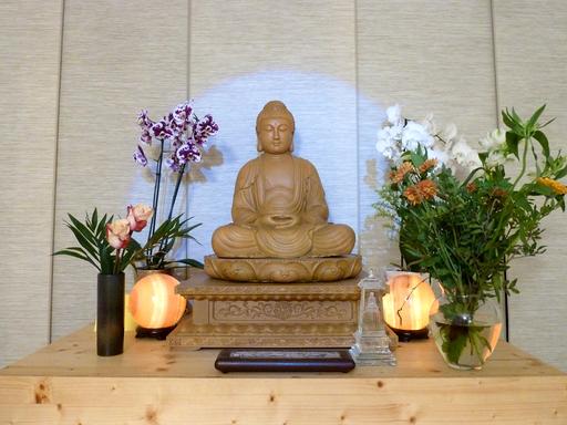 Ein Buddhistischer Altar im Miao-Fa-Zentrum.