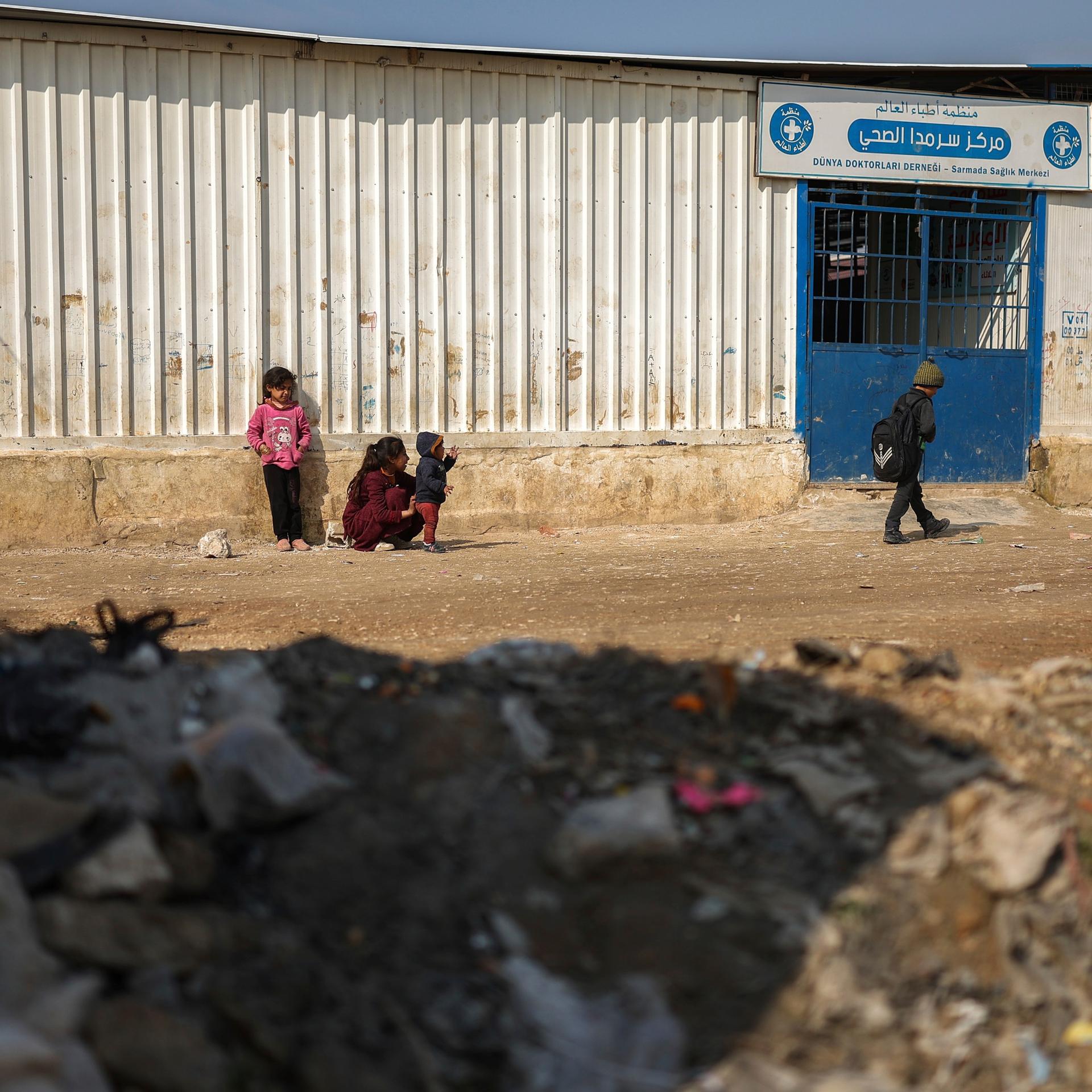 Sarmada: Vertriebene syrische Kinder spielen vor dem Sarmada-Gesundheitszentrum, das aufgrund der Einstellung der US-Unterstützung für mehrere Organisationen im Nordwesten Syriens geschlossen wurde, im Bezirk Sarmada nördlich der Stadt Idlib. 
