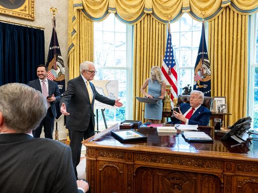 US-Präsident Donald Trump sitzt an seinem Arbeitsplatz im Oval Offices und trifft sich mit dem Milliardär Charles Schwab. Anwesend sind noch weitere Geschäftsmänner und Trumps Assistentin. US-Präsident Donald Trump sitzt an seinem Arbeitsplatz im Oval Offices und trifft sich mit dem Milliardär Charles Schwab. Anwesend sind noch weitere Geschäftsmänner und Trumps Assistentin.