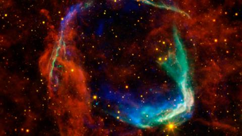 Eine bunte Illustration zeigt den Überrest eines explodierten Sterns in gut 9000 Lichtjahren Entfernung,  in Falschfarben dargestellt.