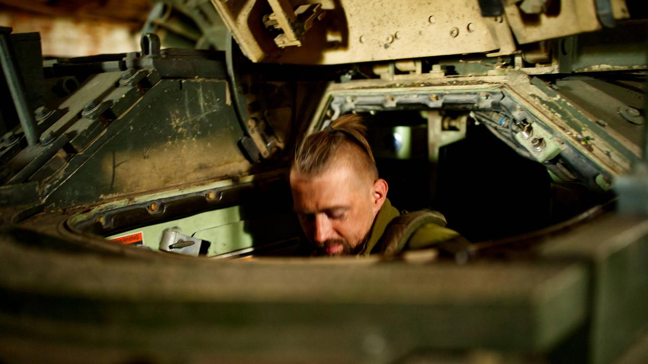 Ukrainischer Soldat bereitet das Fahrzeug für den Transport von Soldaten an die Front vor.