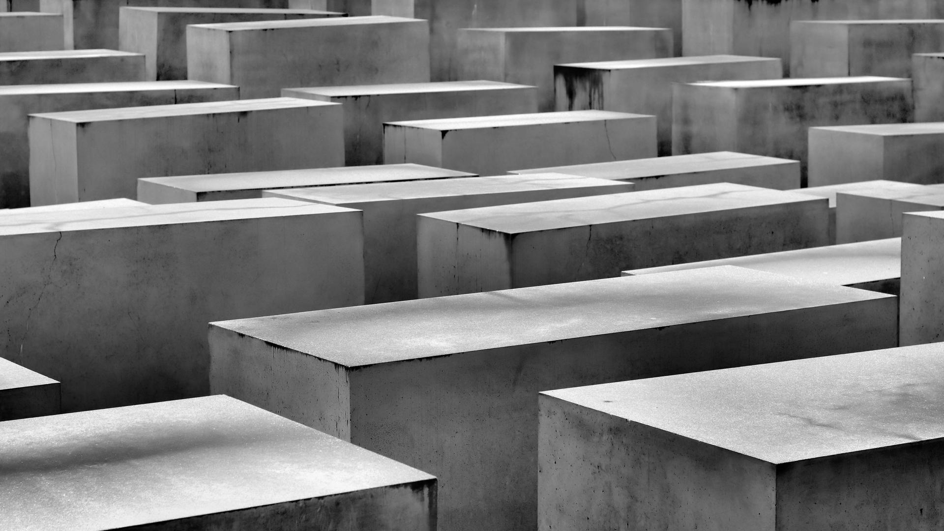 Holocaust-Mahnmal im Zentrum von Berlin, zu Ehren der ermordeten Juden im zweiten Weltkrieg (License=RF) Holocaust-Mahnm