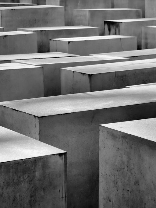 Holocaust-Mahnmal im Zentrum von Berlin, zu Ehren der ermordeten Juden im zweiten Weltkrieg (License=RF) Holocaust-Mahnm
