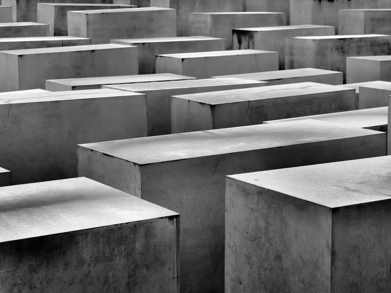 Holocaust-Mahnmal im Zentrum von Berlin, zu Ehren der ermordeten Juden im zweiten Weltkrieg (License=RF) Holocaust-Mahnm