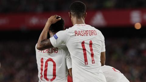Englands Fußballnationalspieler Raheem Sterling (links) and Marcus Rashford beim Länderspiel gegen Spanien in Sevilla
