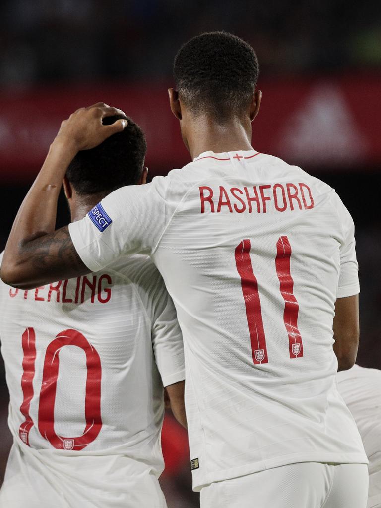 Englands Fußballnationalspieler Raheem Sterling (links) and Marcus Rashford beim Länderspiel gegen Spanien in Sevilla
