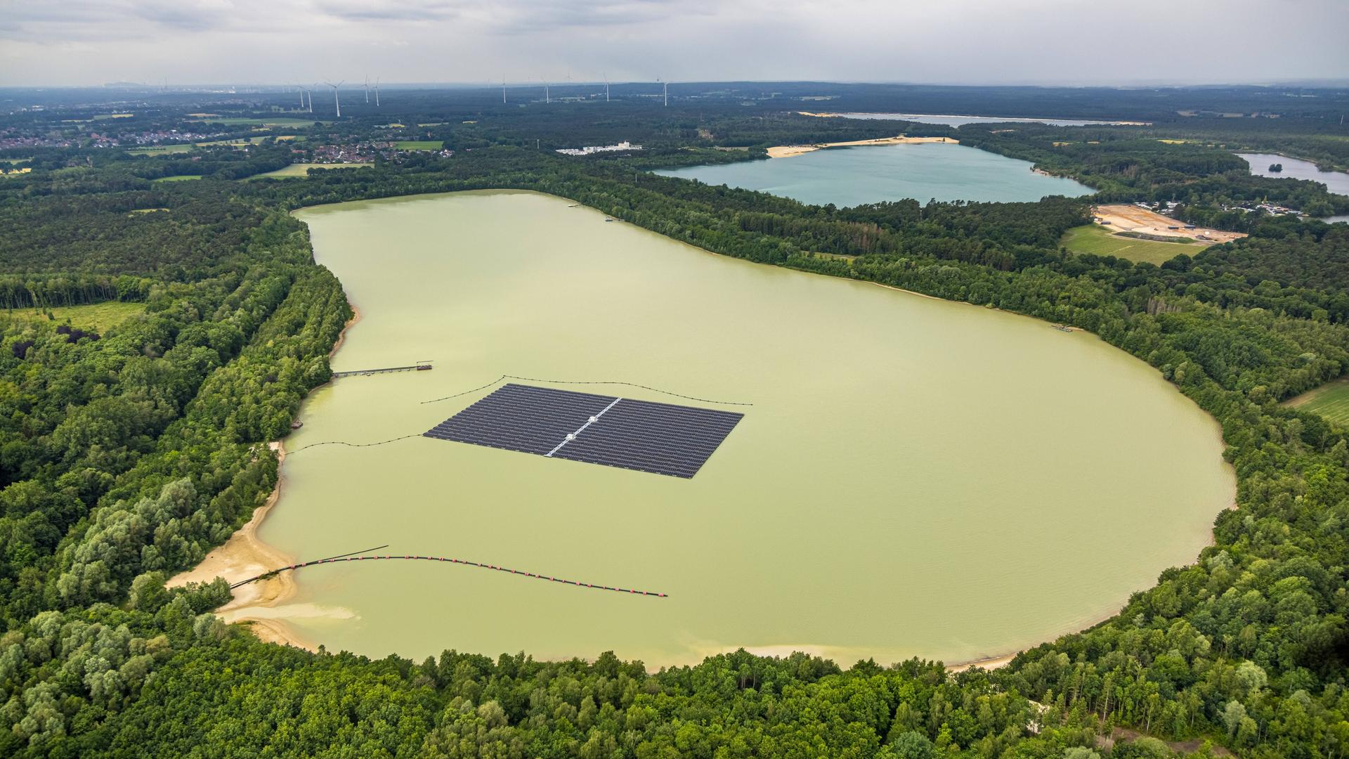 Ein Luftbild der schwimmenden Photovoltaikanlage im Silbersee III, in Haltern am See.