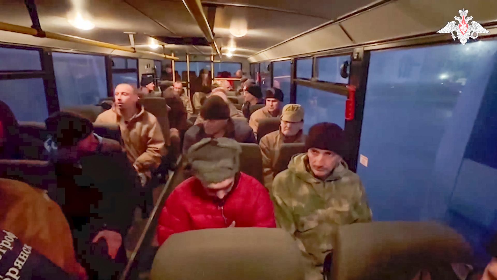 Eine Gruppe russischer Soldaten sitzt in einem Bus.